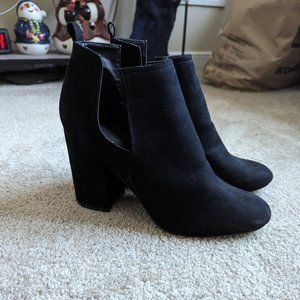 Black heels with cutout